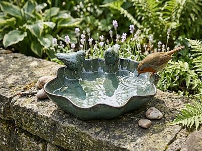 Keramická pítka pro ptactvo v nových tvarech a barvách